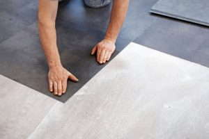 Keramik atau Vinyl untuk Kamar Kost? Simak Perbandingan Lengkapnya Sebelum Memilih