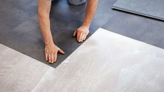 Keramik atau Vinyl untuk Kamar Kost? Simak Perbandingan Lengkapnya Sebelum Memilih